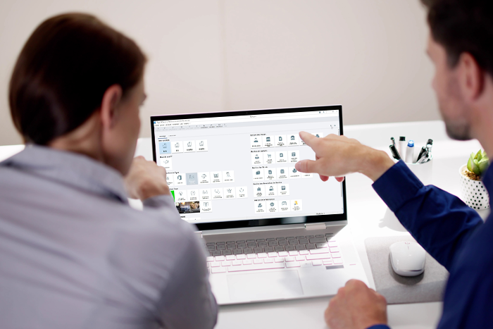 Julie travaillant efficacement sur Sage 100