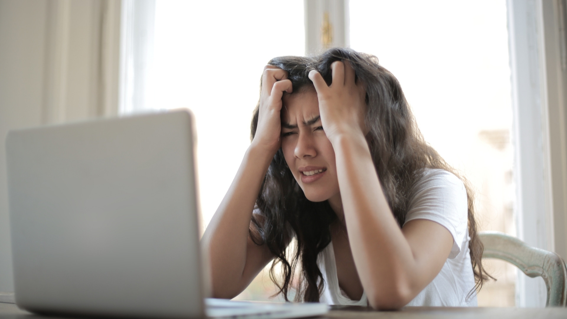 Personne stressée devant un ordinateur